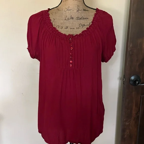 Cute top - Picture 1 of 3